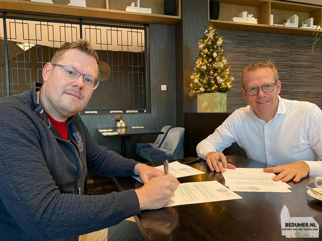 Brassband Heman Zuidwolde voorzitter Johan Troelstra en nieuwe dirigent Geert Jan Kroon