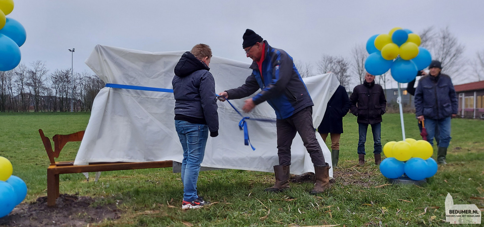 Onthulling schaatskunstwerk IJsvereniging Bedum door Sam Lijfering en Tonnie van der Werf