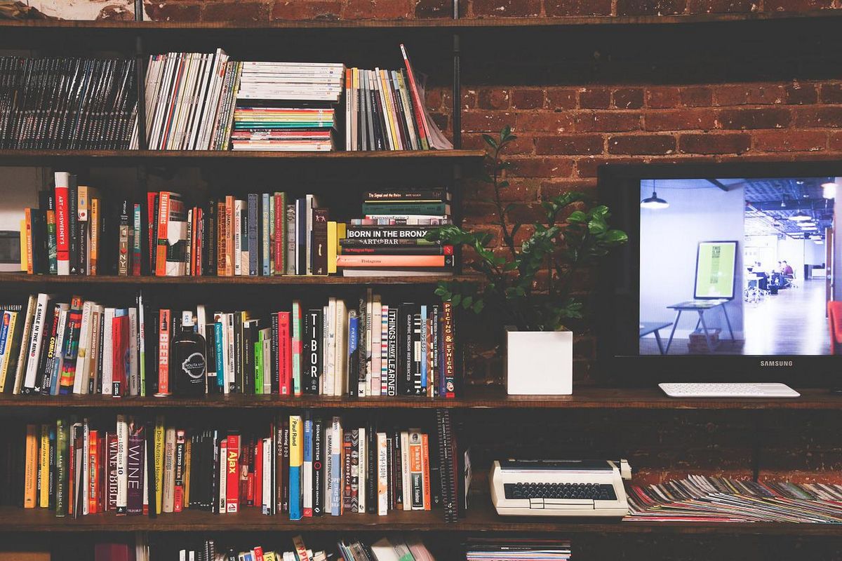 Oud en nieuw komen samen in je interieur industriële boekenkast sendarmedia