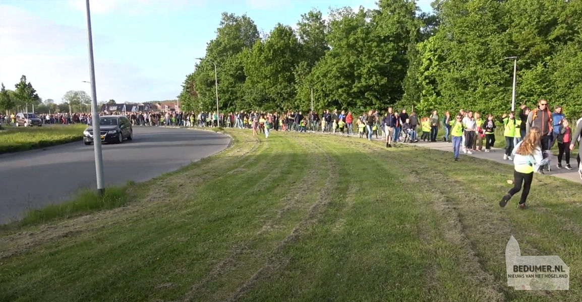 Intocht Wandel4daagse Bedum 25 mei 2023 - Video Henk Huitsing