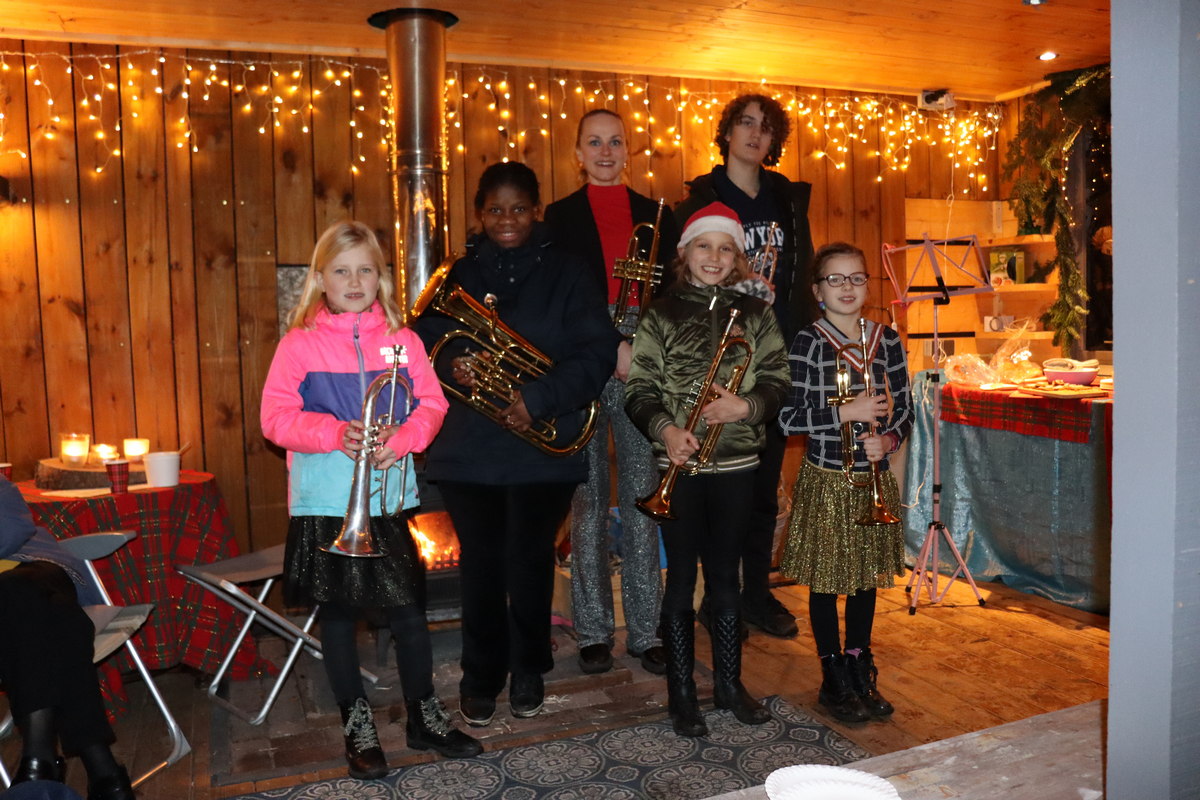 Koperblazers Cultuurcentrum het Hogeland geven concert in een stal in Bedum
