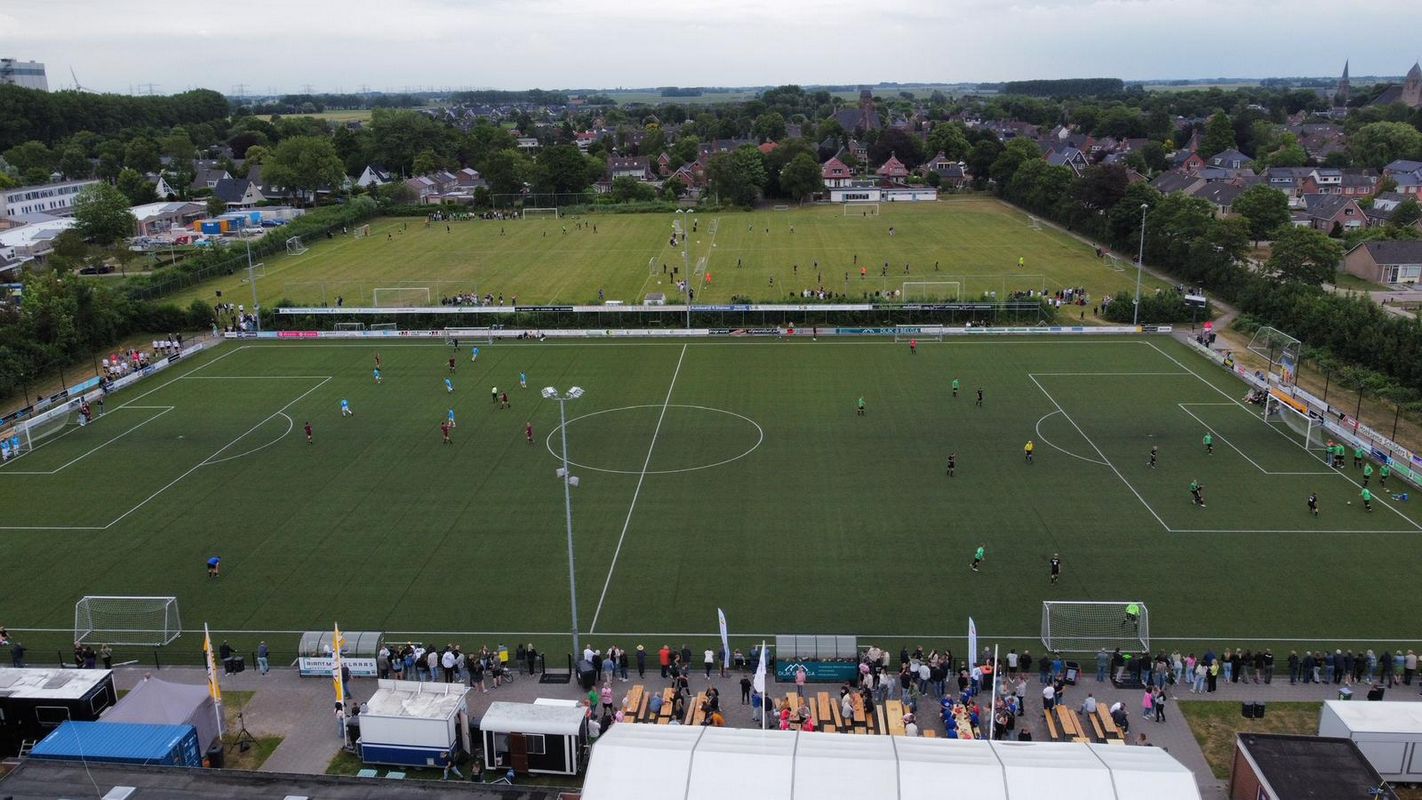 Sportief Bedum viert feest op Bedrijvenvoetbal organisatie pakte weer fors uit