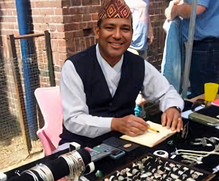 Zilversmid Dambar uit Kathmandu Nepal - wereldwinkel wizzelwaark bedum