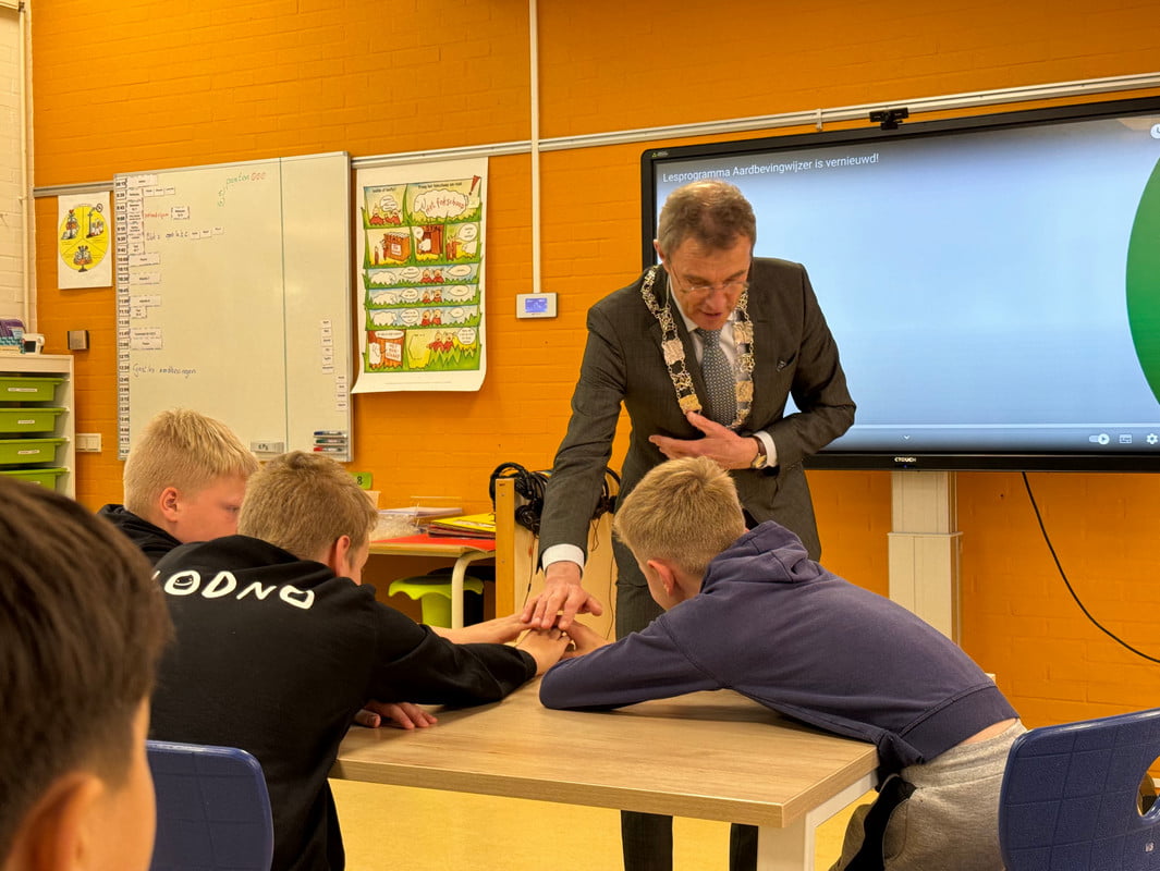 Aftrap vernieuwd lesprogramma Aardbevingenwijzer Burgemeester Henk Jan Bolding ODBS Nijenstein
