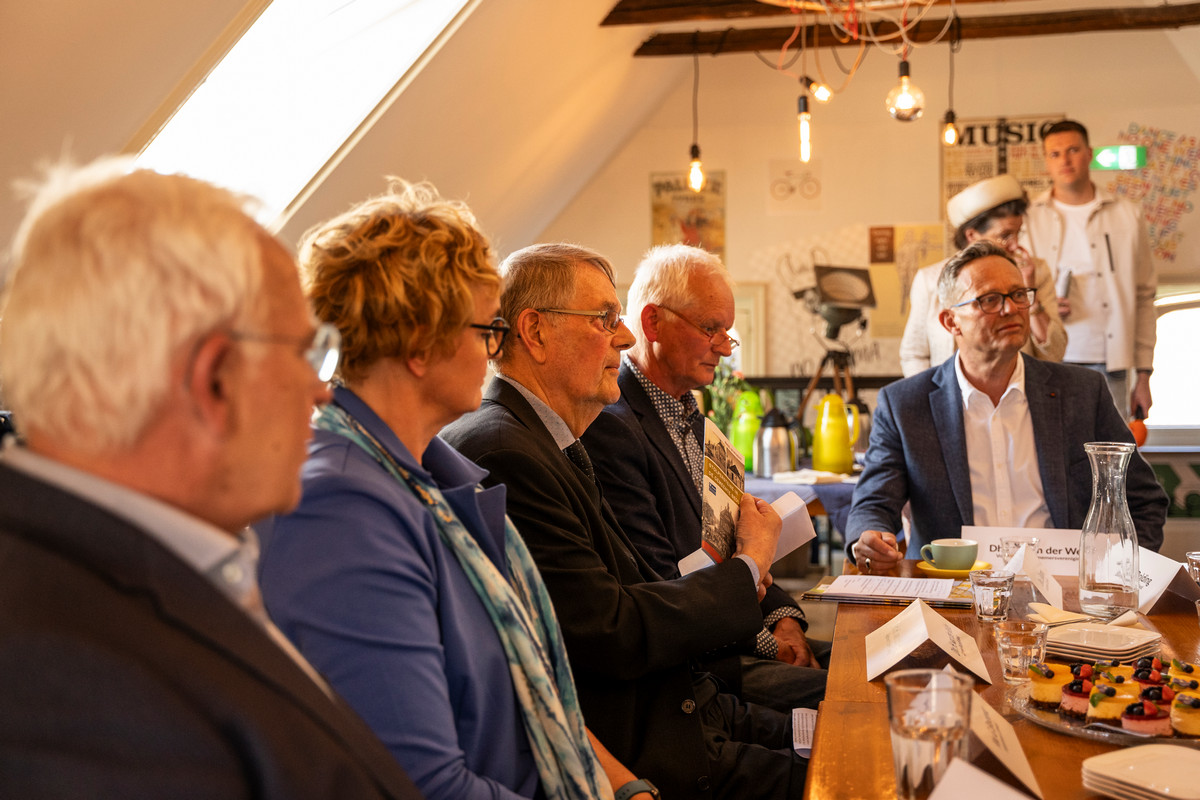 apb bedum henk van der velde boekje stolpersteine in de gemeente bedum bezoek Koning Koningin
