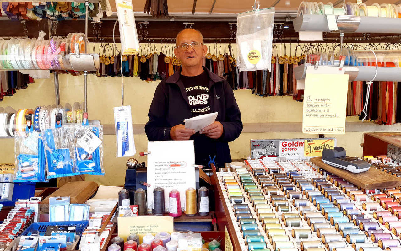 Klaas Detz na 40 jaar afscheid markt in Bedum
