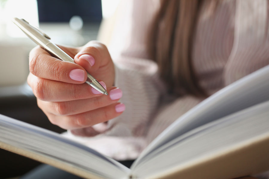 Laat je pen horen tijdens de Poëzieweek 2025 in Bibliotheek Het Hogeland