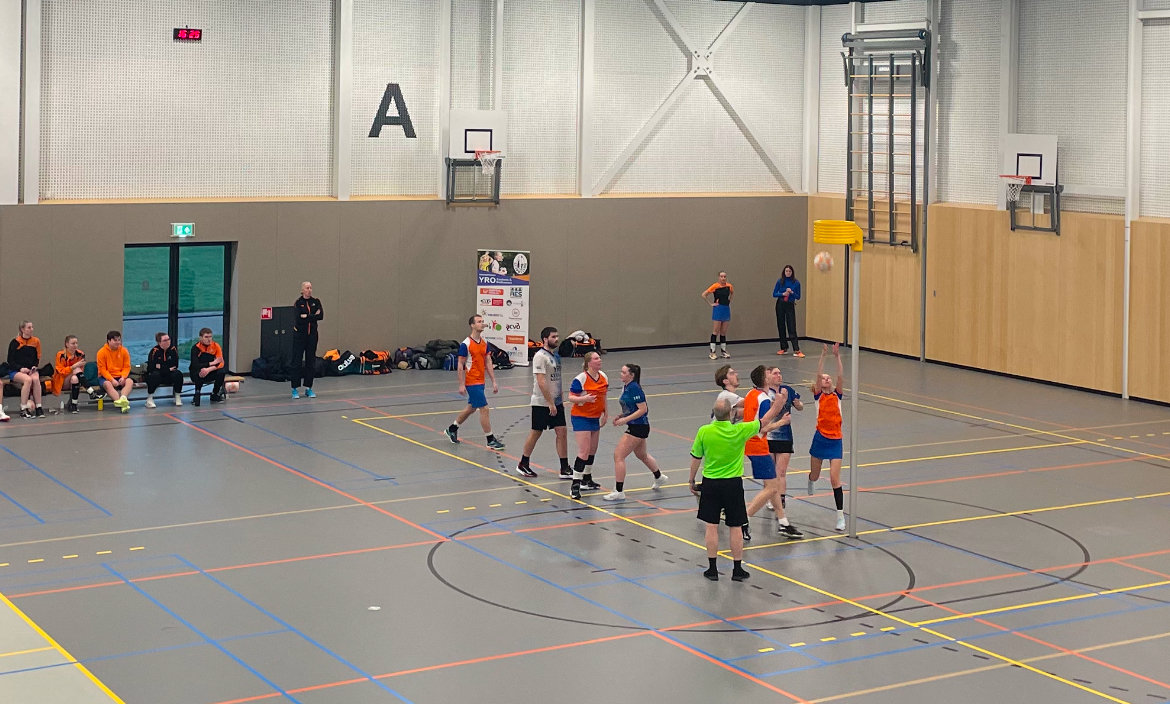 Susan Wieringa probeert onder de korf een kans af te ronden namens DWA Argo