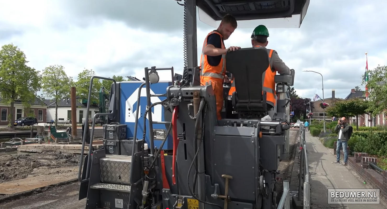 molenweg bedum nieuwe wegdek en groene strook met bankjes